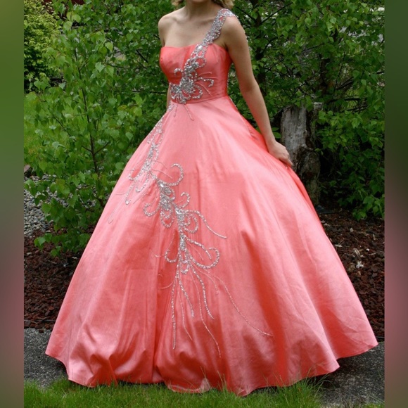 Coral embellished ballgown - Picture 3 of 3